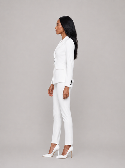 Traje de pantalón sastre de mujer con blazer entallado, botones en contraste y pantalones de pierna recta - Conjunto elegante para los negocios, el trabajo y ocasiones especiales