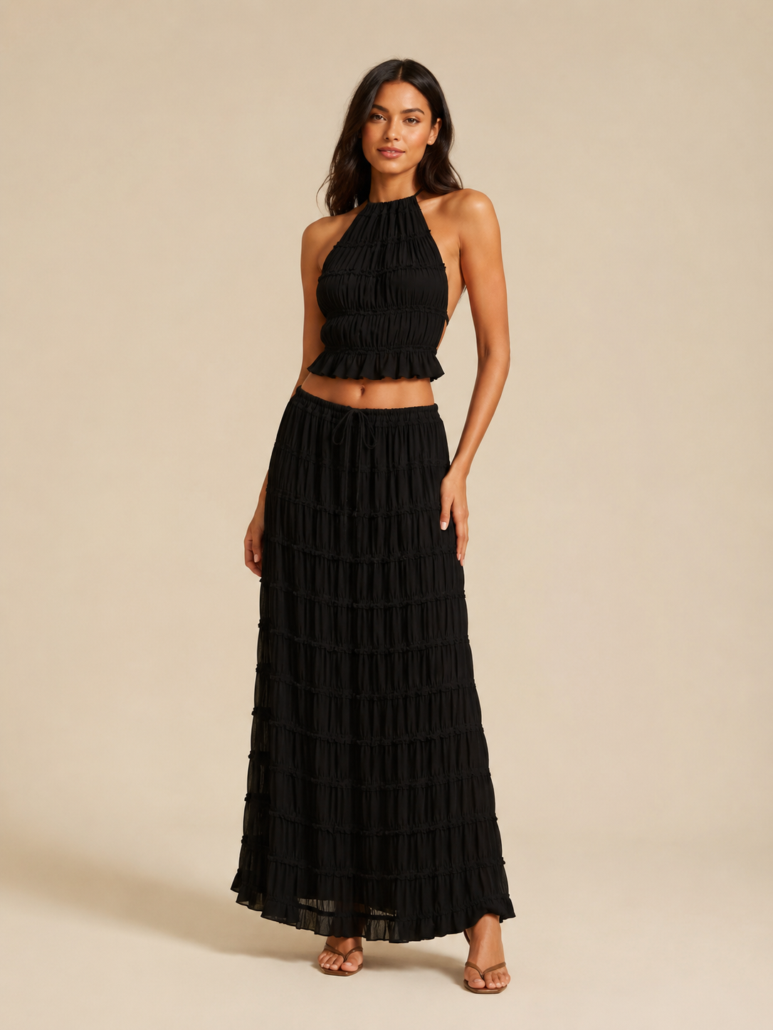 Conjunto de 2 piezas para mujer, con top halter fruncido de diseño corto y espalda descubierta, y falda larga de varias capas - conjunto veraniego elegante para vacaciones, noches de verano y ocasiones especiales