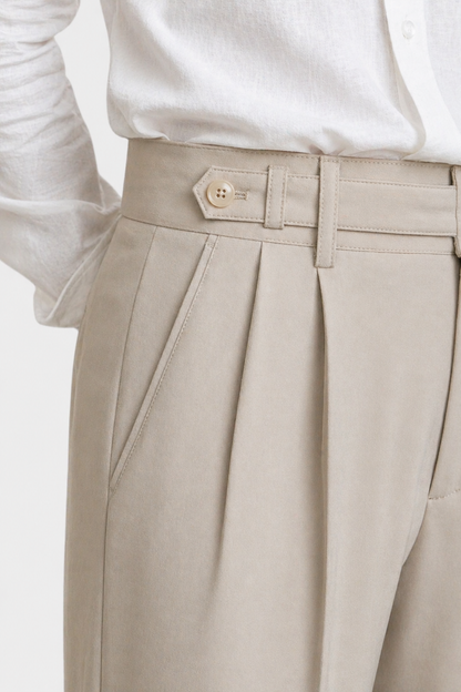 Pantaloni cu structură croită, croială regular fit, design cu pliuri presate