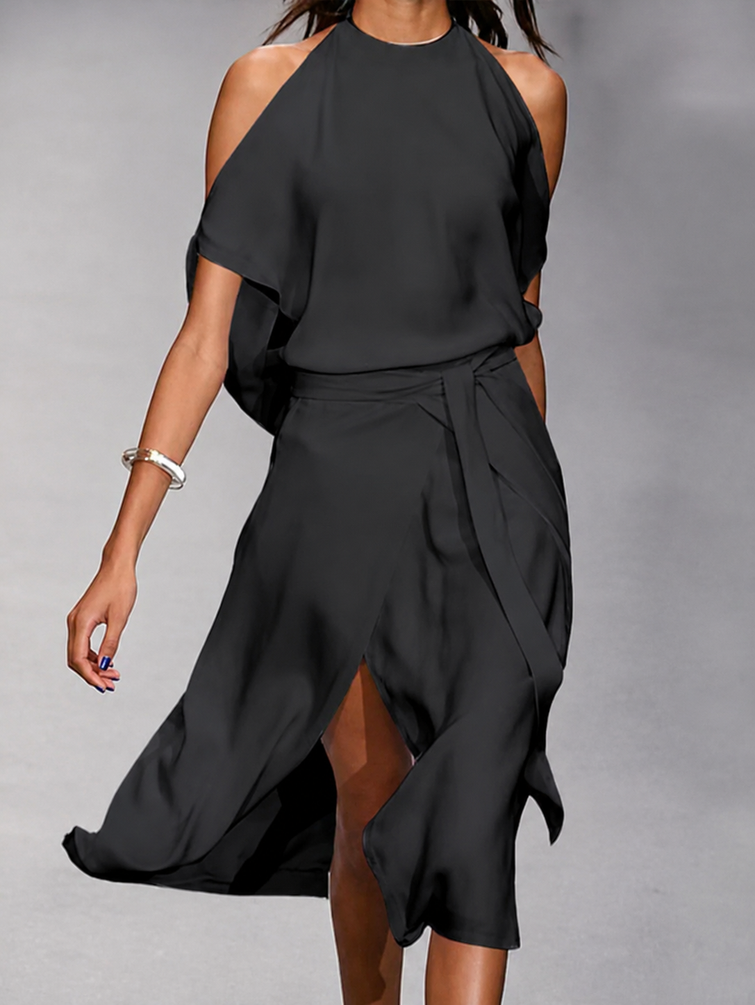 Dame Cold-Shoulder Midikjole – Draperet Asymmetrisk Stil med Bindebælte