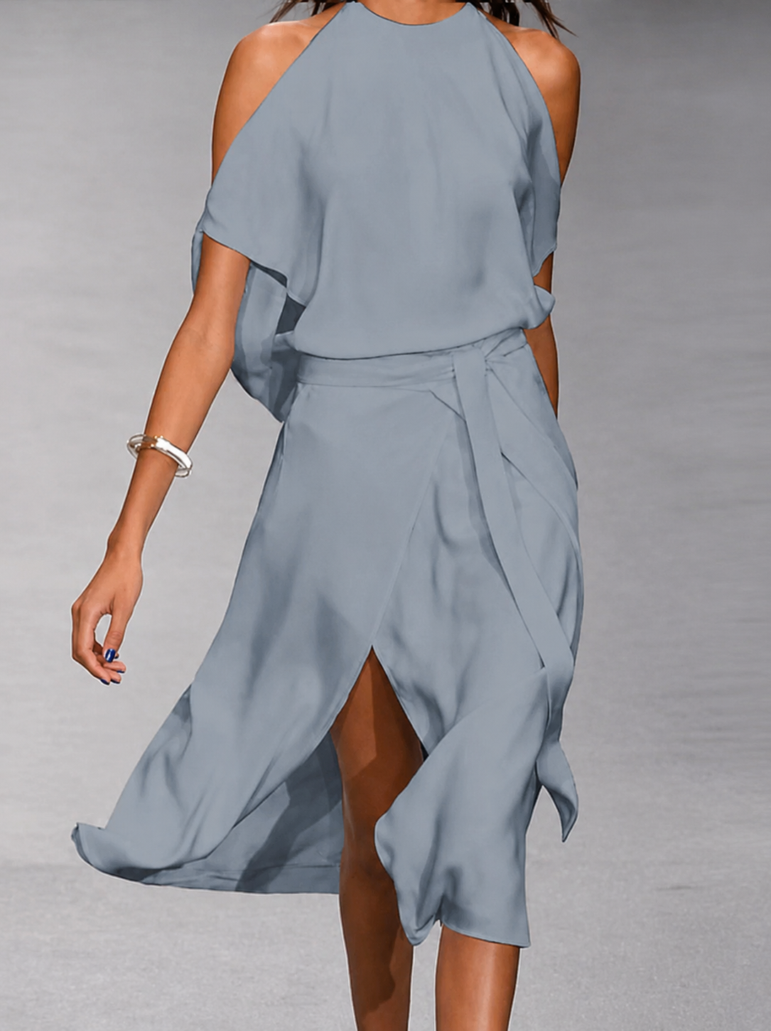 Dame Cold-Shoulder Midikjole – Draperet Asymmetrisk Stil med Bindebælte