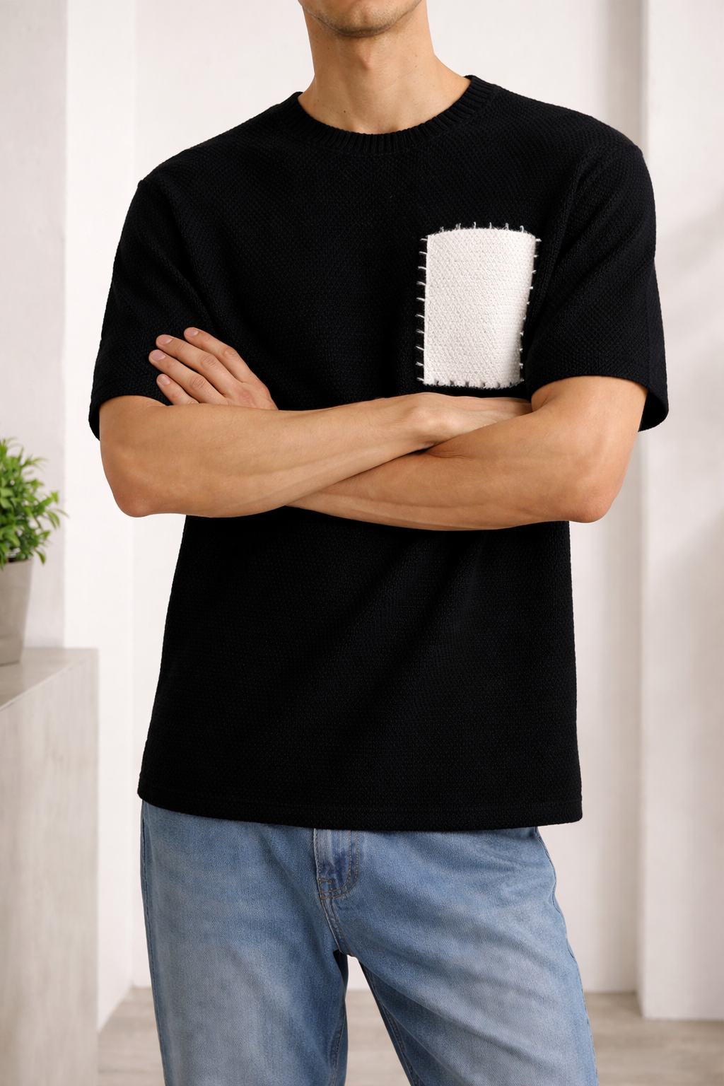 Herre T-shirt i tekstureret strik med kontrastlomme og afslappet stil