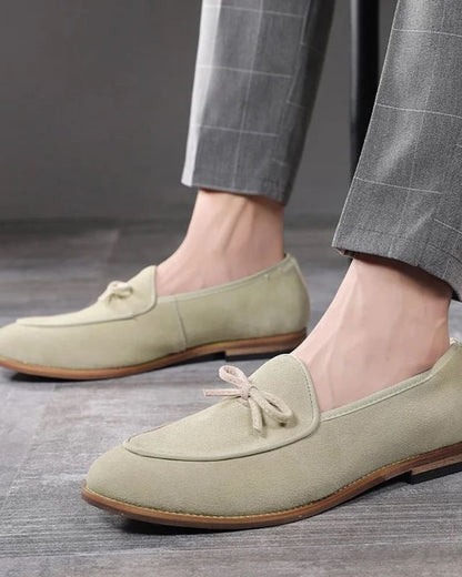 Pánské semišové mokasíny s ozdobnou mašlí a nízkým podpatkem – elegantní nazouvací obuv do kanceláře, na večírky, formální příležitosti a v elegantně ležérním stylu