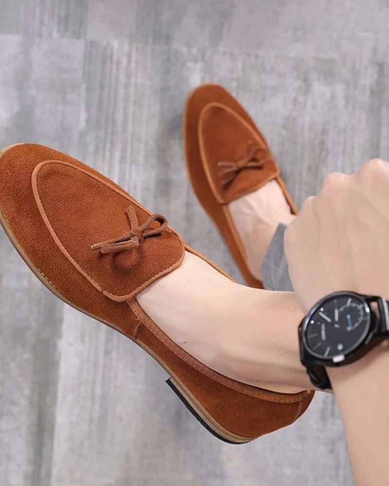 Pánské semišové mokasíny s ozdobnou mašlí a nízkým podpatkem – elegantní nazouvací obuv do kanceláře, na večírky, formální příležitosti a v elegantně ležérním stylu