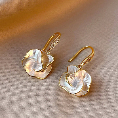 Women's drop-shaped flower earrings with a gold-colored finish and mother-of-pearl effect – elegant drop earrings for everyday wear, parties, and special occasions