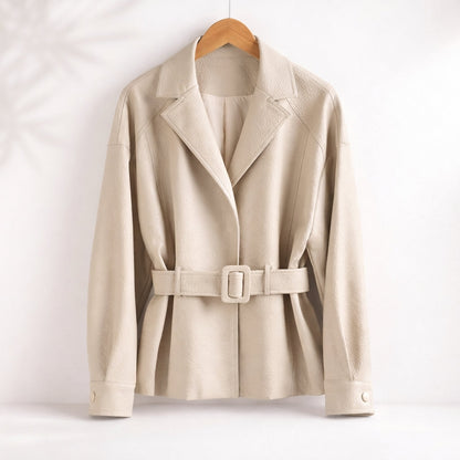 Dámská bunda z umělé kůže s páskem a klopovým límcem – vypasovaný svrchní oděv pro styl smart casual na podzim a v zimě