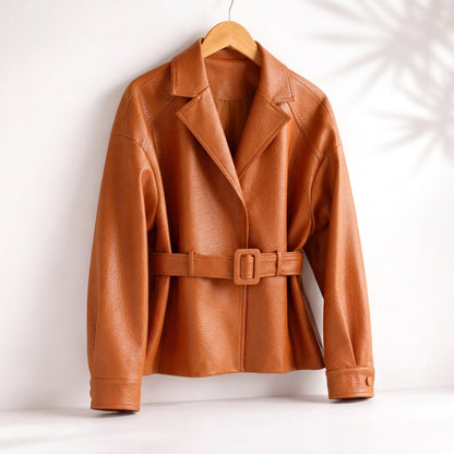 Dámská bunda z umělé kůže s páskem a klopovým límcem – vypasovaný svrchní oděv pro styl smart casual na podzim a v zimě