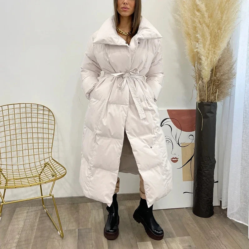 Dámský dlouhý péřový kabát s vysokým límcem - izolační zimní oblečení na chladné dny, každodenní nošení a elegantní styl