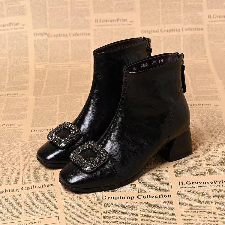Dámské kotníkové boty se čtvercovou špičkou a ozdobným blokovým podpatkem – elegantní boty na podzim, zimu i stylové každodenní nošení
