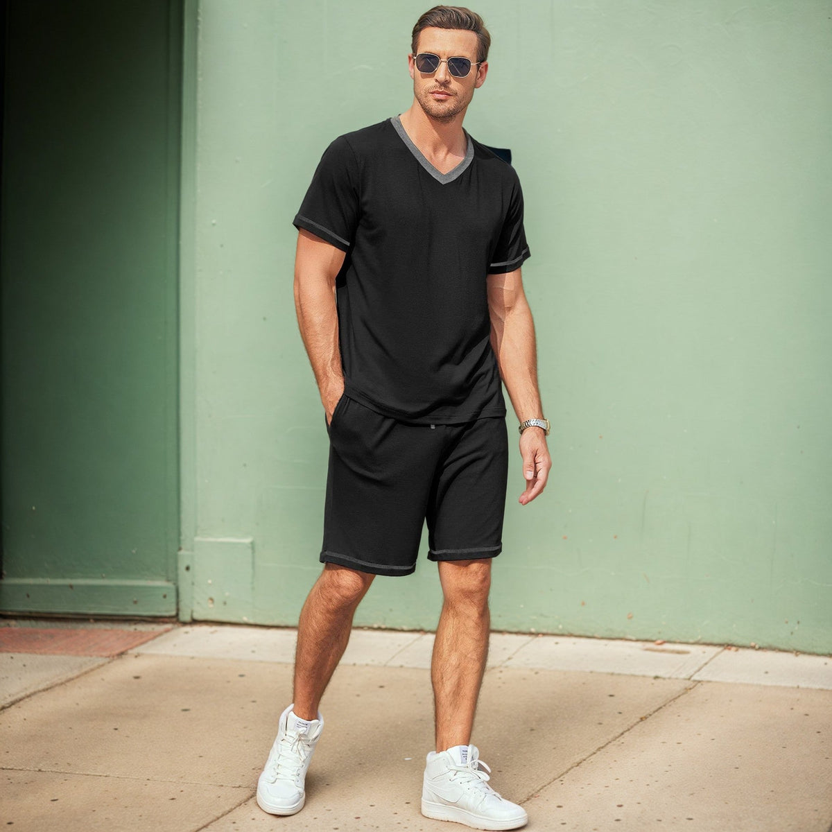 Set sport bărbătesc din 2 piese, cu decolteu în V și bluză cu mâneci scurte – set lejer de antrenament cu pantaloni scurți asortați pentru sport, fitness și timp liber