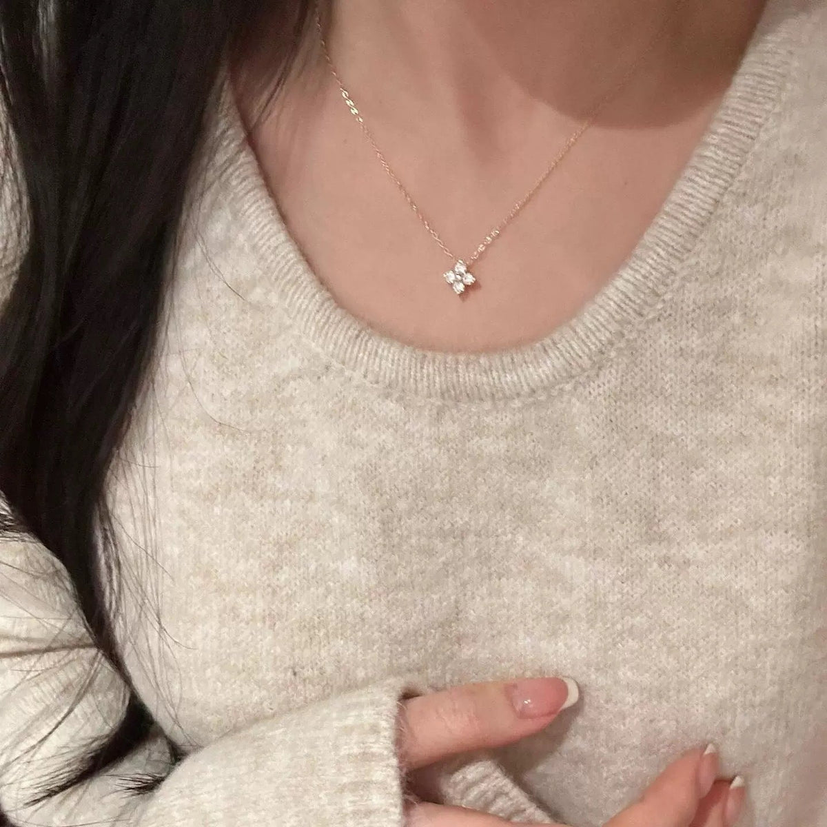 Collar floral para mujer de plata de ley chapada en oro, con colgante de cristal y circonitas - elegante joya para uso diario, fiestas y ocasiones especiales