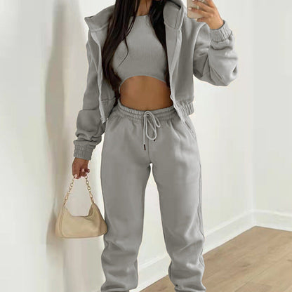 Damski 3-częściowy zestaw athleisure z krótkim prążkowanym topem, bluzą z kapturem zapinaną na zamek i joggerami ze sznurkiem - luźny zestaw na trening, co dzień i czas wolny
