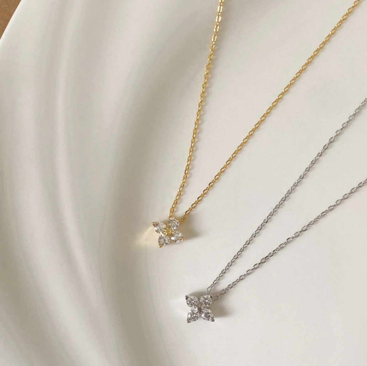 Collar floral para mujer de plata de ley chapada en oro, con colgante de cristal y circonitas - elegante joya para uso diario, fiestas y ocasiones especiales