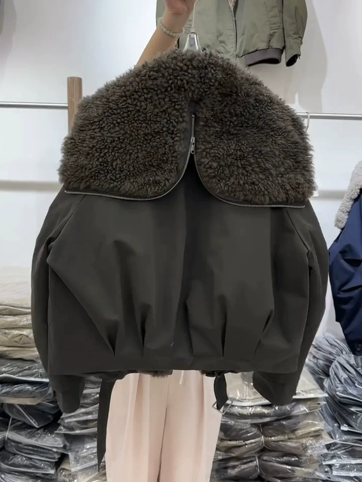 Dámská oversized bunda s límcem z umělé kožešiny a asymetrickým zipem - ležérní zimní svrchní oblečení pro chladné dny, každodenní nošení a moderní styl
