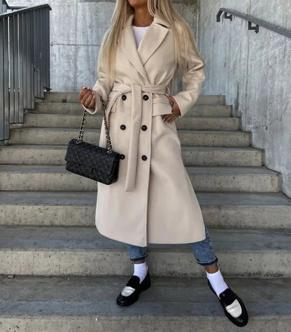 Damski długi płaszcz z klapami i jednorzędowym zapięciem – eleganckie okrycie wierzchnie na jesień, zimę i w stylu smart casual