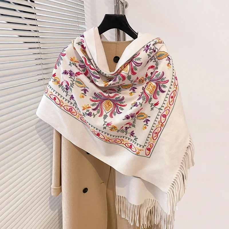 Damski miękki zimowy szalik z nadrukiem i frędzlami – oversize’owy szalik na chłodne dni, na co dzień i do eleganckich zimowych stylizacji