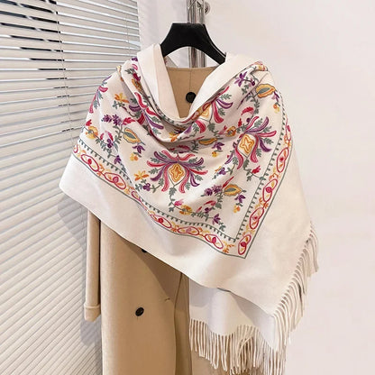 Damski miękki zimowy szalik z nadrukiem i frędzlami – oversize’owy szalik na chłodne dni, na co dzień i do eleganckich zimowych stylizacji