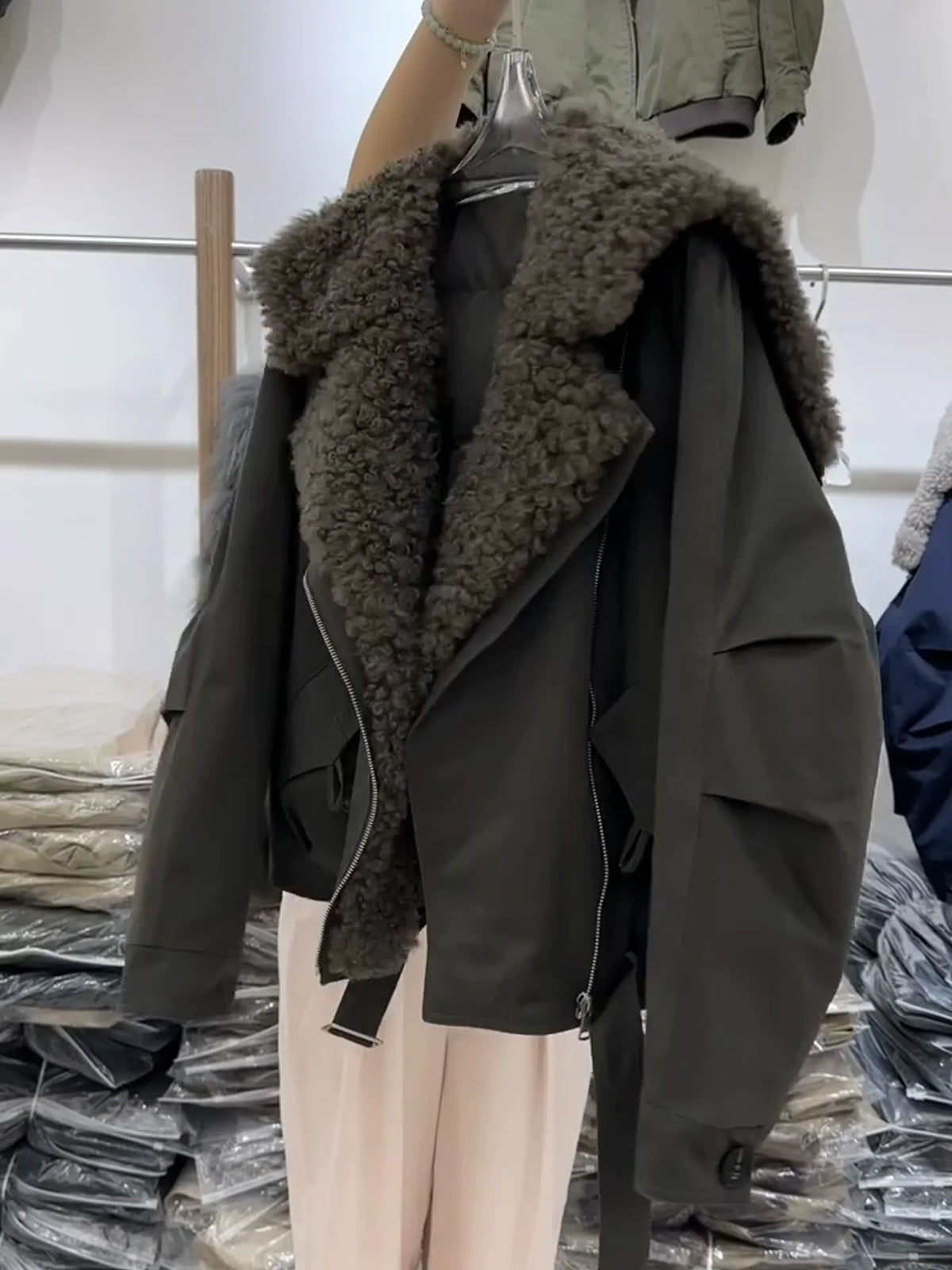 Dámská oversized bunda s límcem z umělé kožešiny a asymetrickým zipem - ležérní zimní svrchní oblečení pro chladné dny, každodenní nošení a moderní styl
