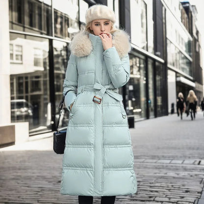 Abrigo puffer largo y acolchado para mujer con capucha y piel sintética - Prenda de abrigo cálida con cinturón y cintura marcada para los fríos días de invierno, el uso diario y las actividades al aire libre
