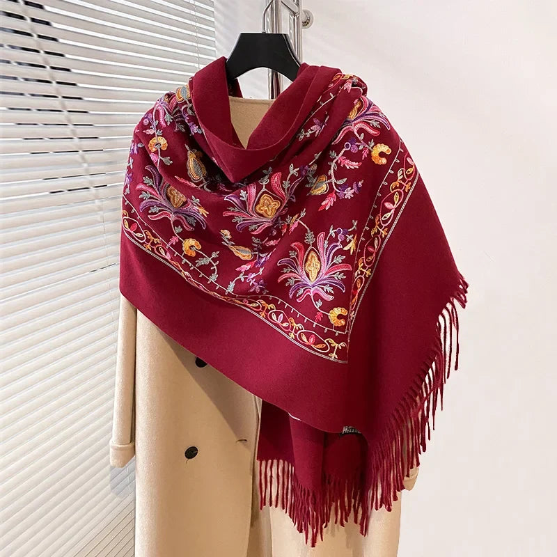 Damski miękki zimowy szalik z nadrukiem i frędzlami – oversize’owy szalik na chłodne dni, na co dzień i do eleganckich zimowych stylizacji