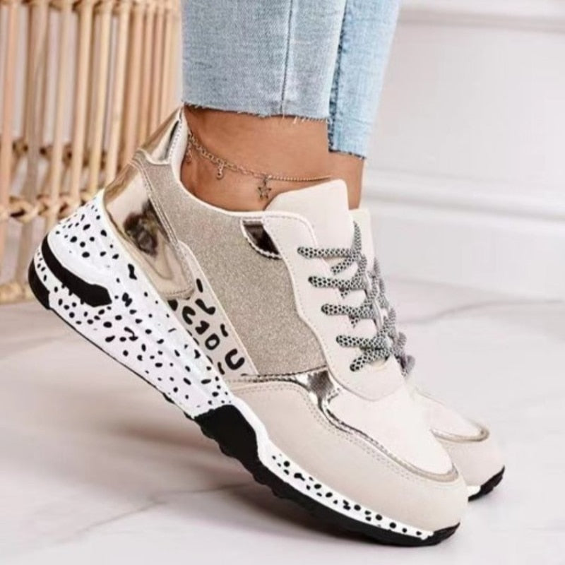 Dame Chunky Platform-sneakers Med Metalliske Detaljer Og Plettet Sål – Moderne Snøresko Til Afslappet Hverdagsbrug Og Stilfulde Bylooks