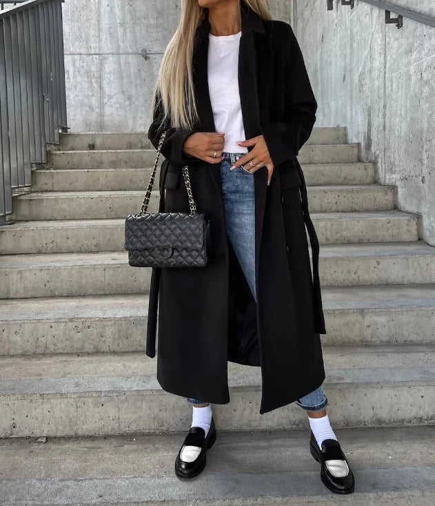 Damski długi płaszcz z klapami i jednorzędowym zapięciem – eleganckie okrycie wierzchnie na jesień, zimę i w stylu smart casual