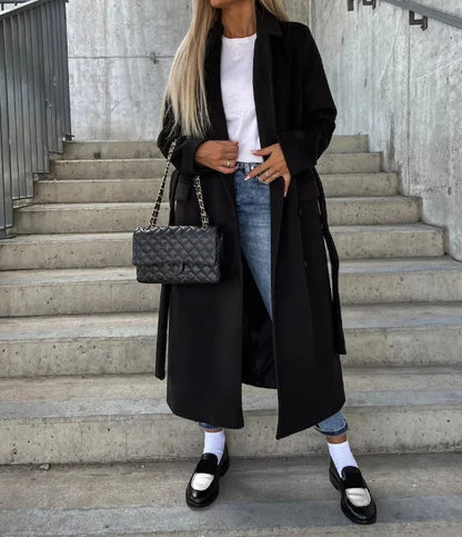 Damski długi płaszcz z klapami i jednorzędowym zapięciem – eleganckie okrycie wierzchnie na jesień, zimę i w stylu smart casual