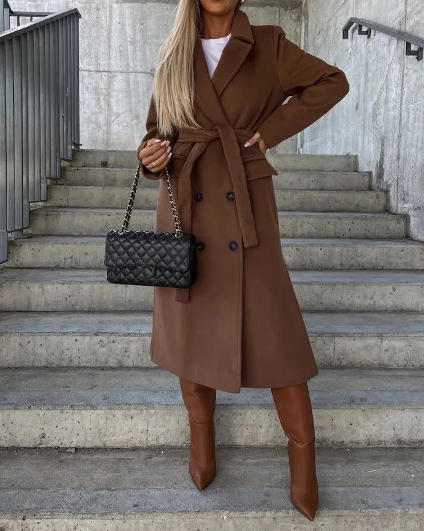 Damski długi płaszcz z klapami i jednorzędowym zapięciem – eleganckie okrycie wierzchnie na jesień, zimę i w stylu smart casual