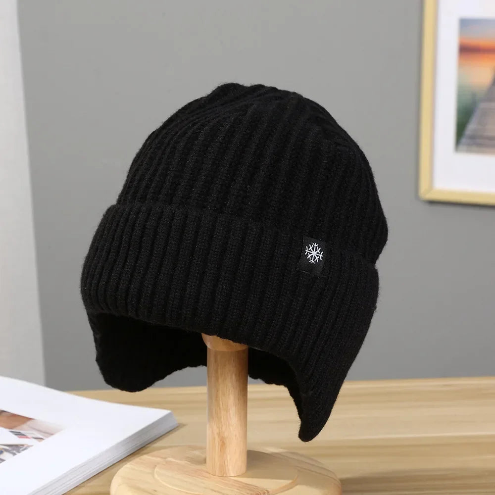 Pánská zimní čepice beanie z žebrovaného úpletu s měkkou podšívkou a extra krytím uší – hřejivá pletená čepice do chladných dnů, na běžné nošení a na ven