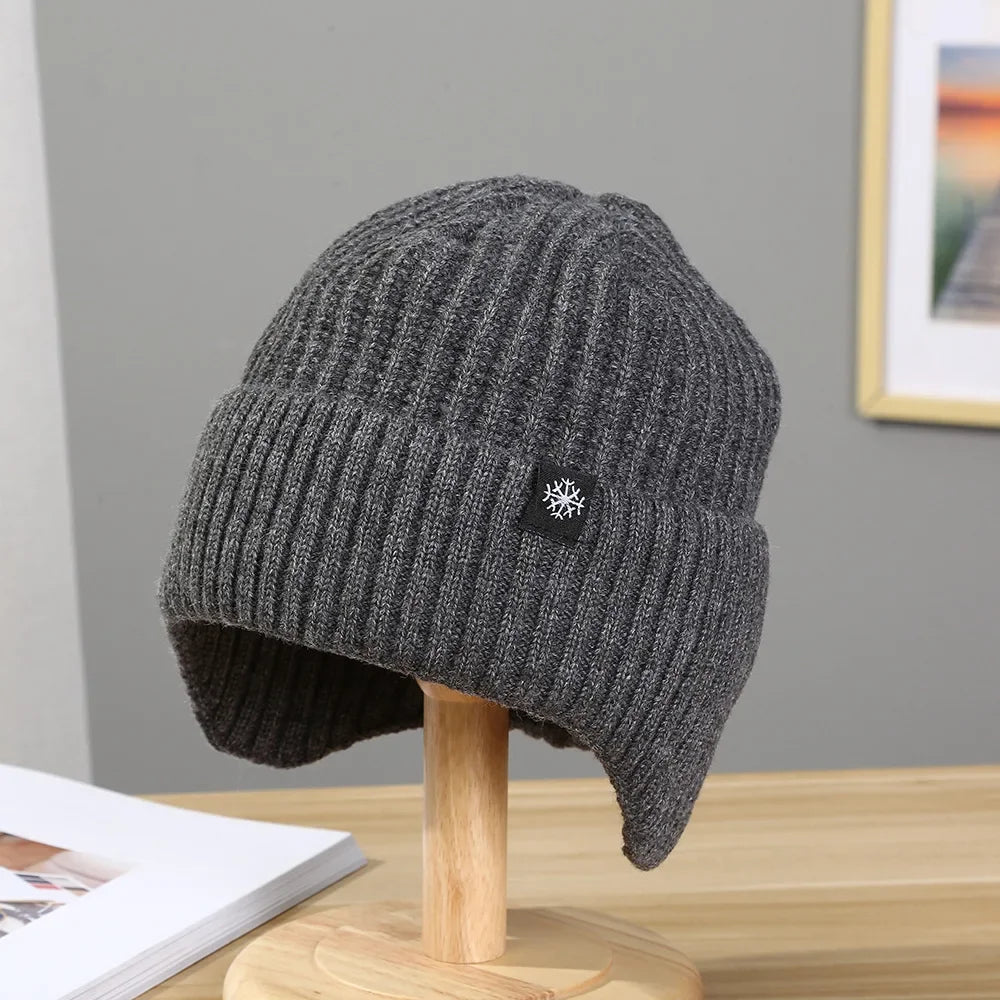 Pánská zimní čepice beanie z žebrovaného úpletu s měkkou podšívkou a extra krytím uší – hřejivá pletená čepice do chladných dnů, na běžné nošení a na ven