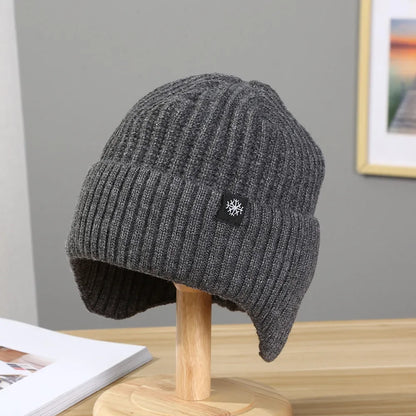 Pánská zimní čepice beanie z žebrovaného úpletu s měkkou podšívkou a extra krytím uší – hřejivá pletená čepice do chladných dnů, na běžné nošení a na ven