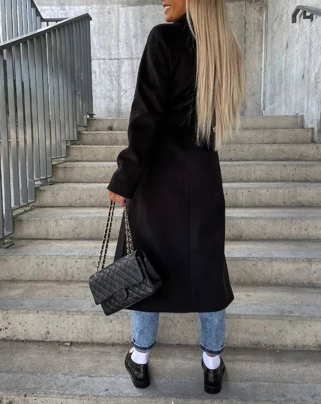 Damski długi płaszcz z klapami i jednorzędowym zapięciem – eleganckie okrycie wierzchnie na jesień, zimę i w stylu smart casual