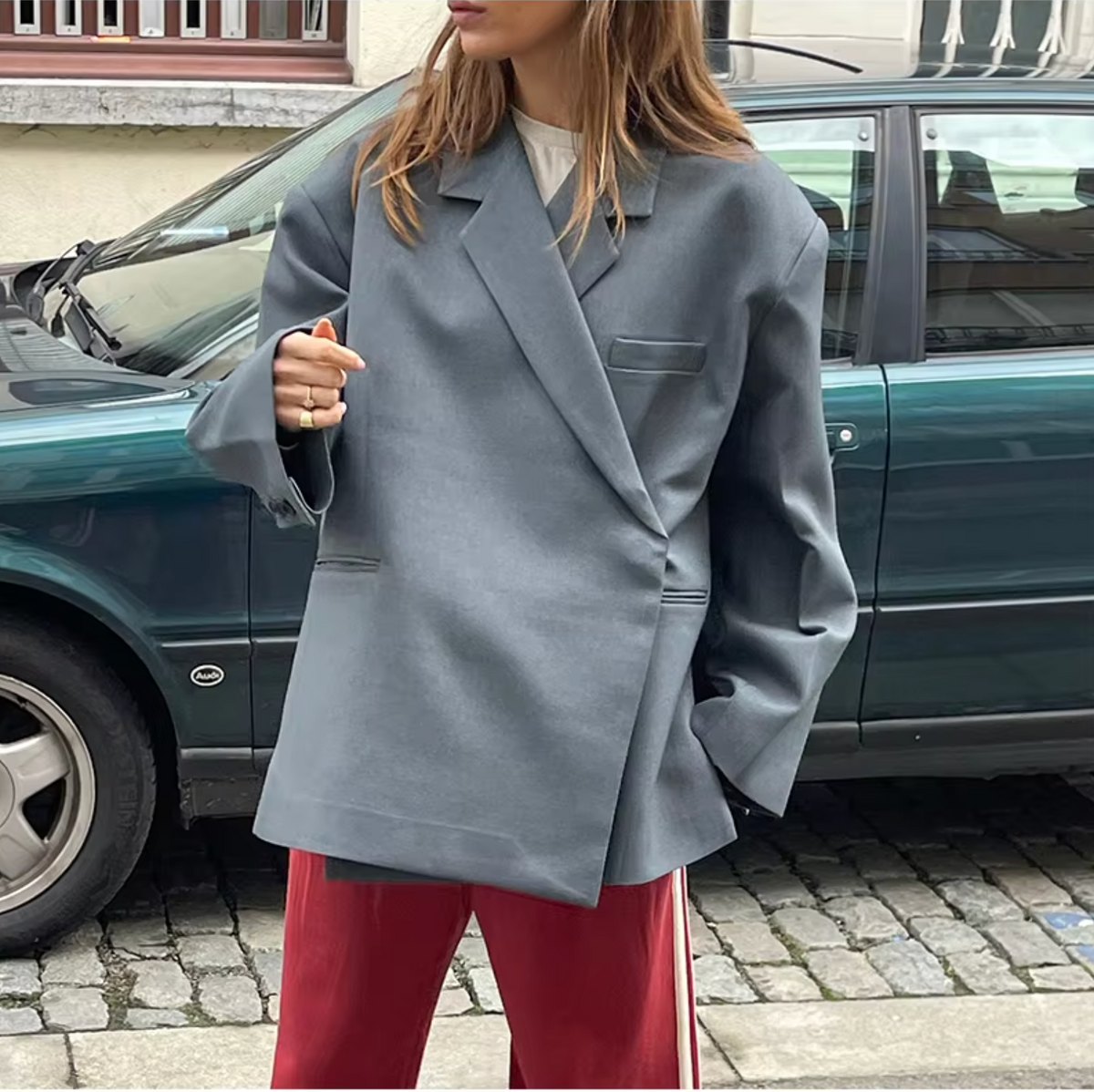 Women's oversized blazer with long cut and lapels - relaxed jacket for work, smart-casual style, and everyday wear