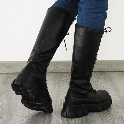 Dámské kozačky ke kolenům v koženkovém vzhledu se šněrováním – robustní combat boty s výraznou platformou pro výrazný streetwear na podzim a v zimě