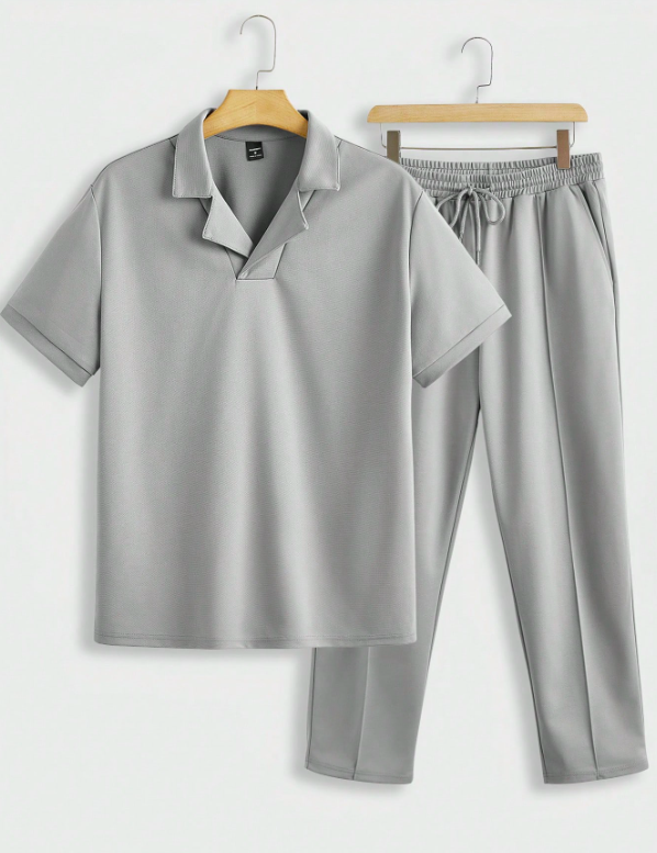Herre Minimalistisk 2-delt Sommersæt Med Poloskjorte Og Tapered Bukser – Let Outfit Til Ferie, Hverdagsbrug, Fritid Og Smart Casual Stil