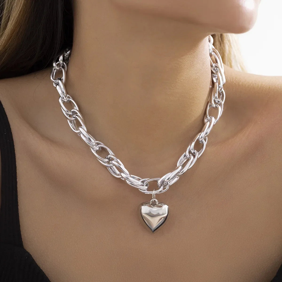 Collar chunky para mujer con colgante de corazón dorado, cadena gruesa y cierre de mosquetón ajustable - joya llamativa para uso diario, fiestas y ocasiones especiales