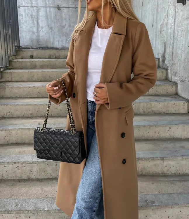 Damski długi płaszcz z klapami i jednorzędowym zapięciem – eleganckie okrycie wierzchnie na jesień, zimę i w stylu smart casual