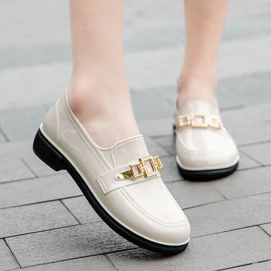 Mocasini de ploaie impermeabili pentru femei, cu design lucios slip-on și lanț decorativ - pantofi antiderapanți pentru ploaie, purtare zilnică și activități în aer liber
