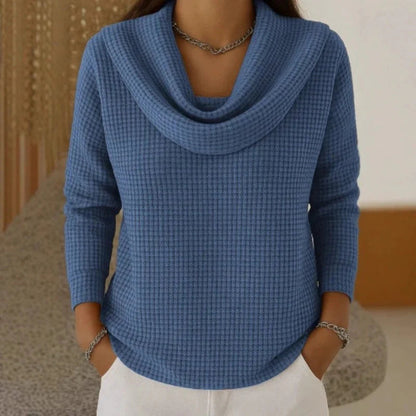 Damski dopasowany sweter o waflowym splocie z luźnym golfem - miękki i elegancki model do biura i na co dzień jesienią