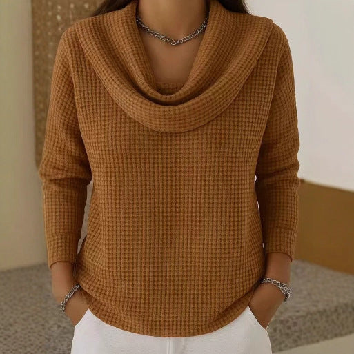 Damski dopasowany sweter o waflowym splocie z luźnym golfem - miękki i elegancki model do biura i na co dzień jesienią