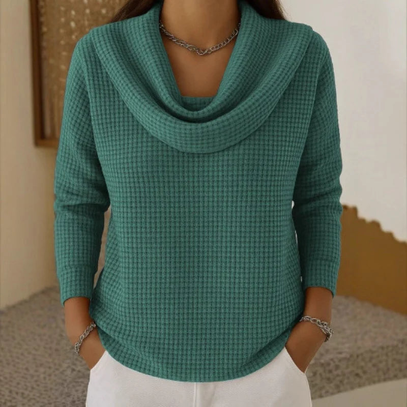 Damski dopasowany sweter o waflowym splocie z luźnym golfem - miękki i elegancki model do biura i na co dzień jesienią