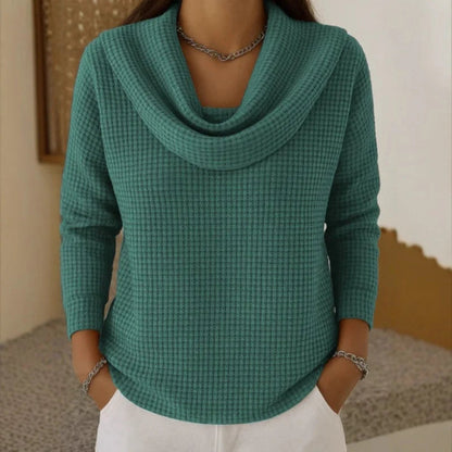 Damski dopasowany sweter o waflowym splocie z luźnym golfem - miękki i elegancki model do biura i na co dzień jesienią