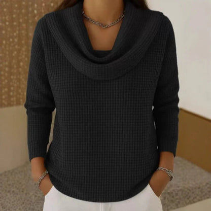 Damski dopasowany sweter o waflowym splocie z luźnym golfem - miękki i elegancki model do biura i na co dzień jesienią