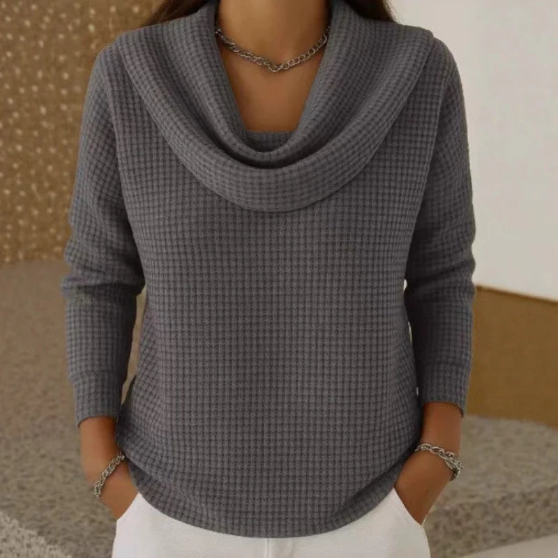 Damski dopasowany sweter o waflowym splocie z luźnym golfem - miękki i elegancki model do biura i na co dzień jesienią