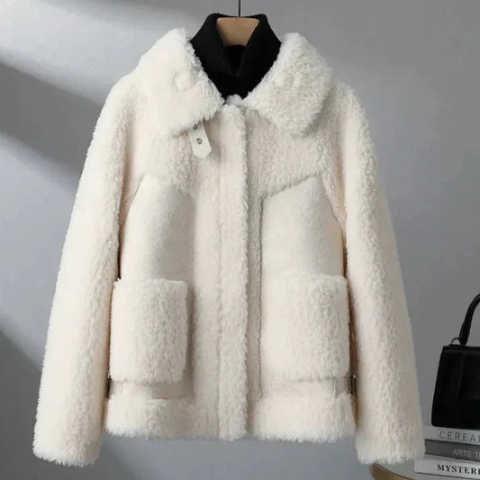Dame Oversized Teddyjakke I Blød Sherpa – Jakke Med Struktureret Krave Og Store Påsyede Lommer Til Varme Lag-på-lag Outfits Og Afslappet Hverdagsstil