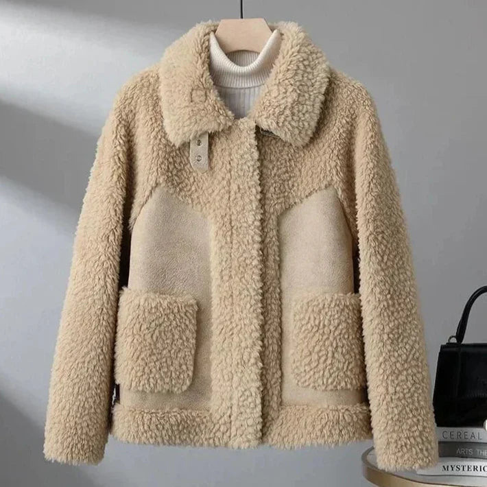 Dámská oversized teddy bunda z měkkého materiálu sherpa – bunda s texturovaným límcem a velkými našitými kapsami pro hřejivé vrstvené outfity a ležérní každodenní styl