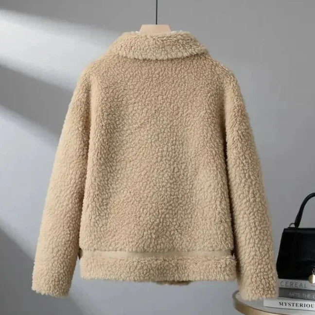 Dámská oversized teddy bunda z měkkého materiálu sherpa – bunda s texturovaným límcem a velkými našitými kapsami pro hřejivé vrstvené outfity a ležérní každodenní styl