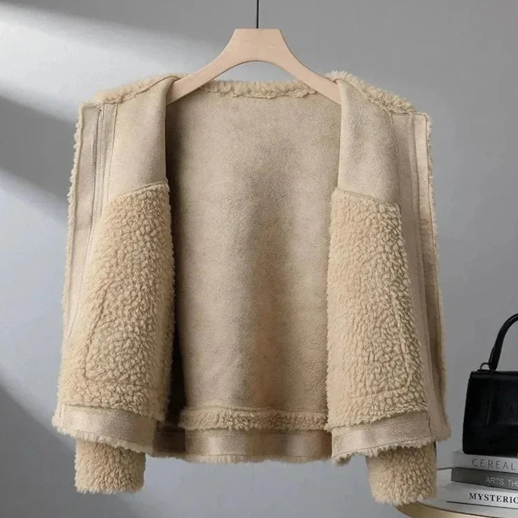 Dámská oversized teddy bunda z měkkého materiálu sherpa – bunda s texturovaným límcem a velkými našitými kapsami pro hřejivé vrstvené outfity a ležérní každodenní styl