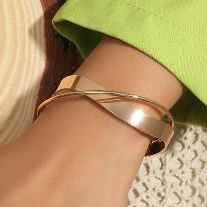 Femei Brățară cuff reglabilă cu benzi metalice încrucișate – Design minimalist, deschis, pentru purtare zilnică, combinații de bijuterii în straturi și ocazii speciale