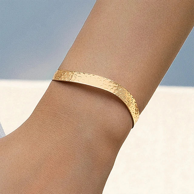 Femei Brățară cuff reglabilă cu benzi metalice încrucișate – Design minimalist, deschis, pentru purtare zilnică, combinații de bijuterii în straturi și ocazii speciale